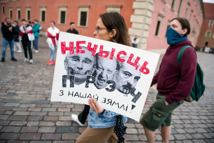 „Ki a piszokkal a földünkről”, áll a plakáton Putyin, Prigozsin és Lukasenko arcképén, egy lengyelországi szolidaritási tüntetésen 2023 nyarán – Fotó: Sopa Images