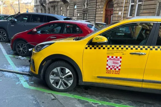 Eljárás indul a taxis ellen, aki kisajátított és átalakított magának egy parkolót Erzsébetvárosban