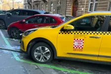 Eljárás indul a taxis ellen, aki kisajátított és átalakított magának egy parkolót Erzsébetvárosban