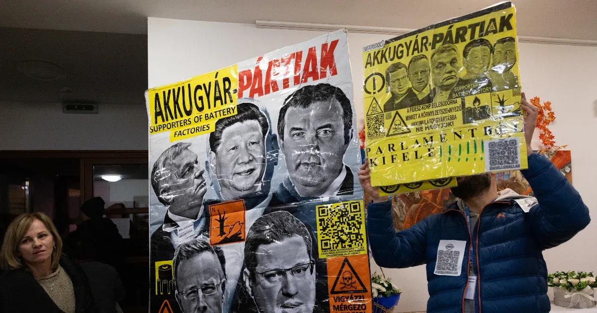 Menjenek a sivatagba akkumulátorgyárat építeni! – Sóskút után Tárnokon tartottak lakossági fórumot