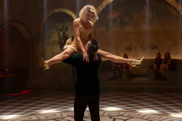 Mintha Dua Lipa akadozó neten keresztül diktálta volna le Taylor Swiftnek a forgatókönyvet