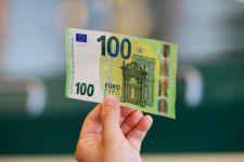 Egyre több pénzt keresnek a külföldön dolgozó magyarok