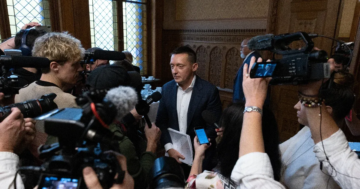 Rogán 204 milliót kapott a találmányáért, a honvédelmi miniszter bankszámlájáról eltűnt 743 millió forint