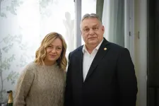 Kihegyezett lándzsákkal vetette rá magát a Megafon Giorgia Melonira, de Orbánt ez nem zavarta