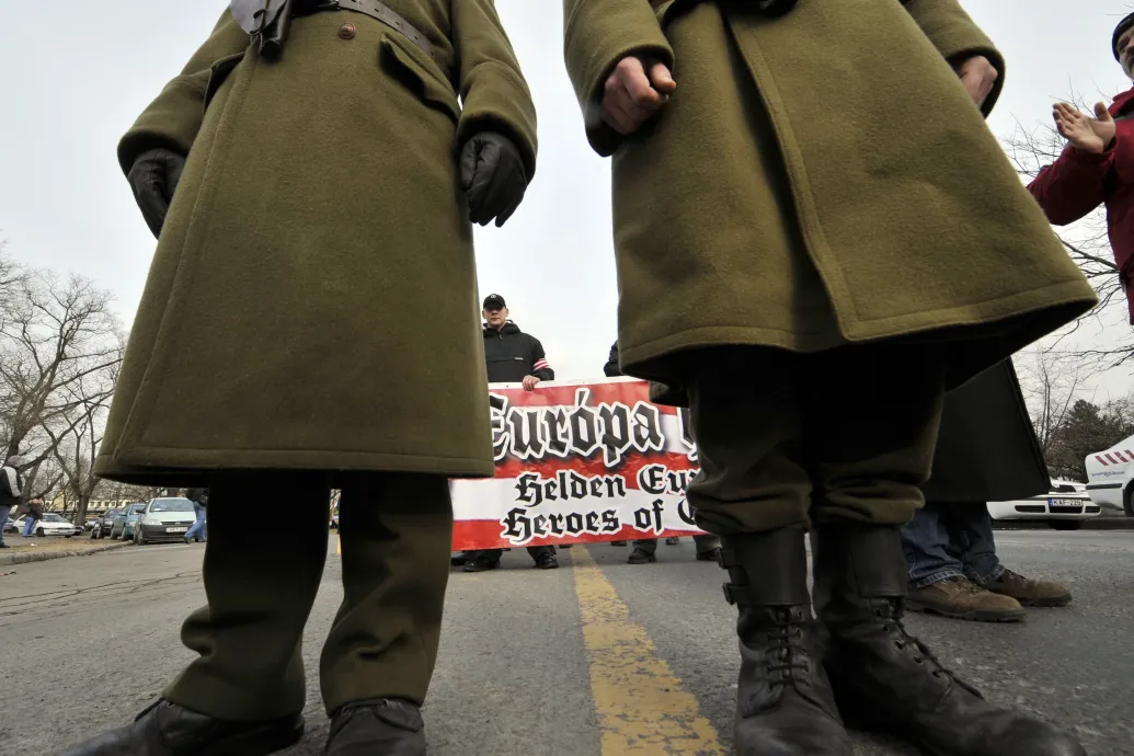 Macska-egér játék megy a becsületnapi programok körül