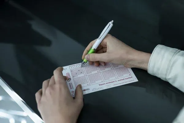 Kitört a pesti lottóláz, mindenki őrülten szelvényt ráz
