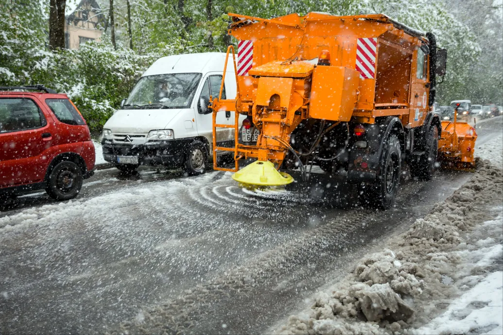 Kartelleztek a sószórós cégek, 400 milliós bírságot szabott ki a versenyhivatal