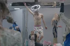 Megbírságolták egy Jézust gatyában ábrázoló bukaresti kiállítás szervezőit