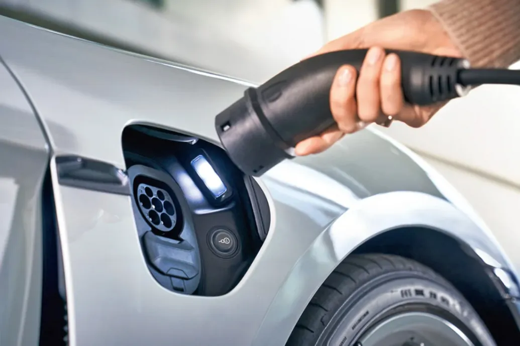 Akár 4 millió forint állami támogatással lehet hétfőtől új villanyautót vásárolni, összegyűjtöttük a feltételeket