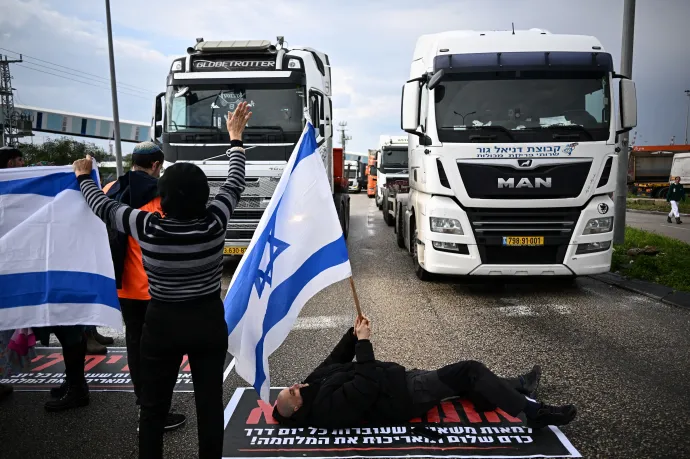 Tüntetők állják útját a segélyeket szállító kamionoknak az izraeli Asod kikötőjében – Fotó: Dylan Martinez / Reuters