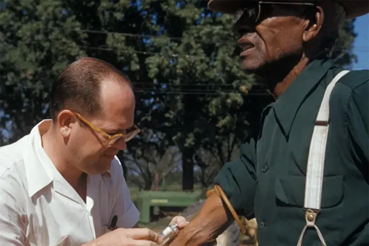 A Tuskegee-kísérlet egyik alanya placebót kap egy orvostól – Fotó: National Archives