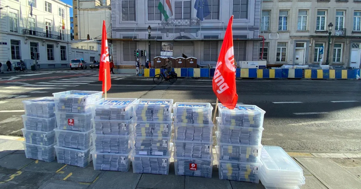 Százezer üres nemzeti konzultációs ívet vitt a magyar kormány brüsszeli villája elé az aHang