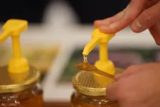 A jövőben kötelező lesz feltüntetni a mézesüvegeken a méz származási helyét