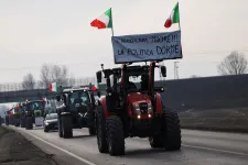 Vízágyúval oszlatták rendőrök a gyújtogatva tüntető gazdákat az Európai Parlament előtt