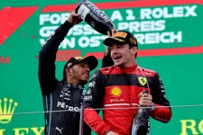 Hivatalos: Lewis Hamilton 2025-től a Ferrarihoz igazol