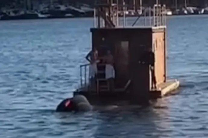 Egy úszó szauna mentette ki a fjordba esett Tesla utasait