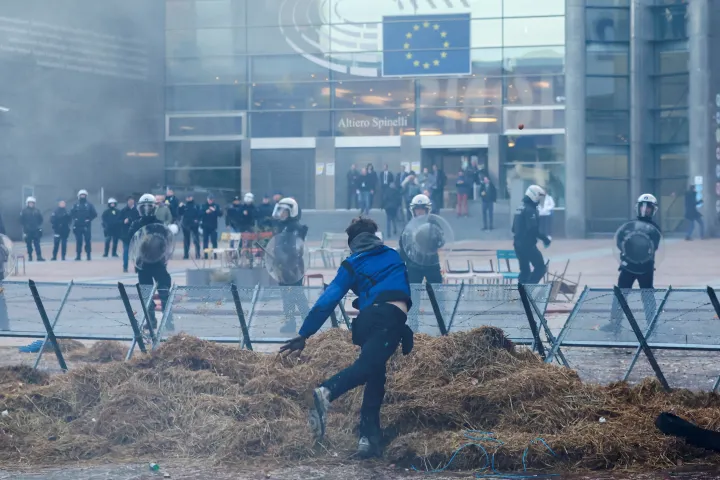 Rohamrendőrök az Európai Parlament épülete előtt Brüsszelben 2024. január 1-én, miközben az EU-csúcs időpontjában gazdatüntetések zajlanak a városban – Fotó: Yves Herman / Reuters