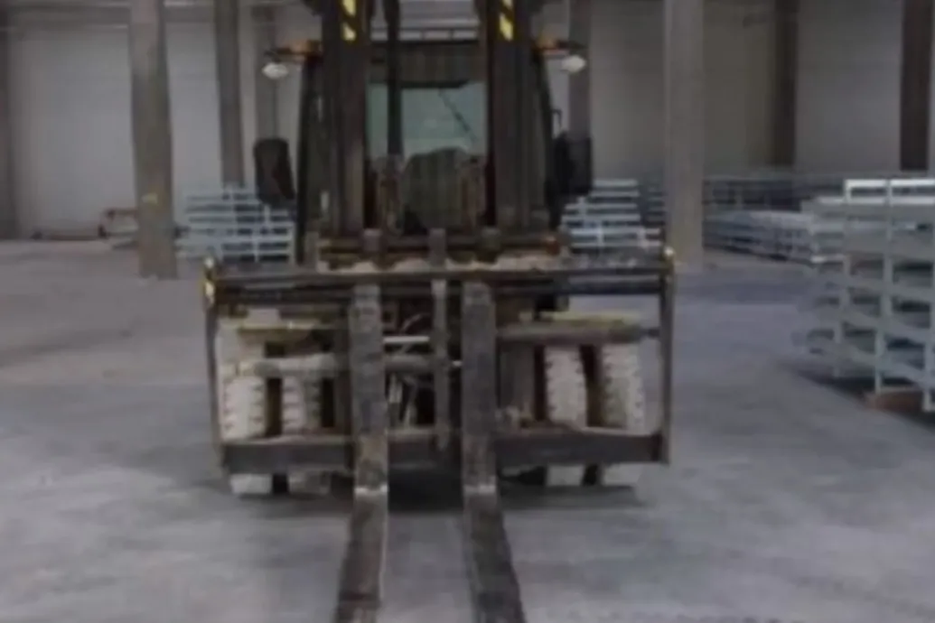 Nyolc év börtönre ítélték azt a dél-koreai férfit, aki targoncával akarta agyonnyomatni munkatársát egy komáromi gyárban