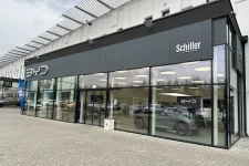 33 év után bezárja Opel-szalonját a Schiller, hogy a kínai BYD forgalmazásába kezdjen