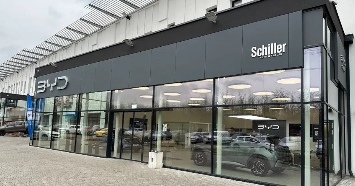 33 év után bezárja Opel-szalonját a Schiller, hogy a kínai BYD forgalmazásába kezdjen