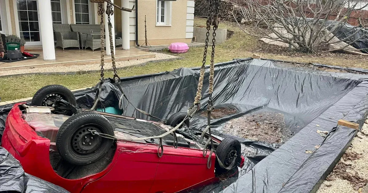 Saját medencéjébe hajtott egy autós, ki kellett menteni a kocsiját