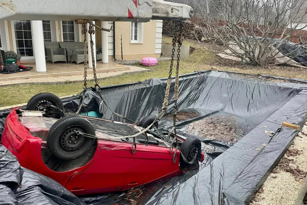 Saját medencéjébe hajtott egy autós, ki kellett menteni a kocsiját
