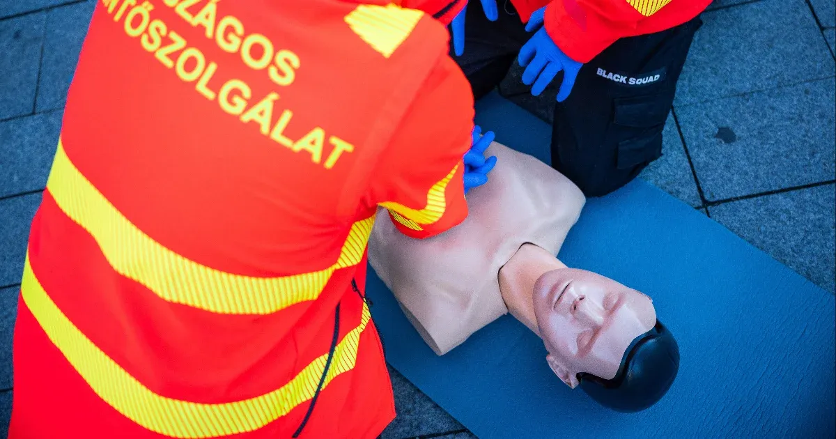 Szabadnapos orvos segített újraéleszteni egy férfit, aki a Széll Kálmán téren esett össze