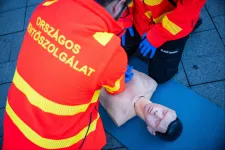 Szabadnapos orvos segített újraéleszteni egy férfit, aki a Széll Kálmán téren esett össze