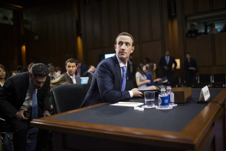 Mark Zuckerberg meghallgatása az Amerikai Egyesült Államok szenátusának igazságügyi és kereskedelmi bizottsága előtt 2018. április 10-én Washingtonban – Fotó: Zach Gibson / Getty Images