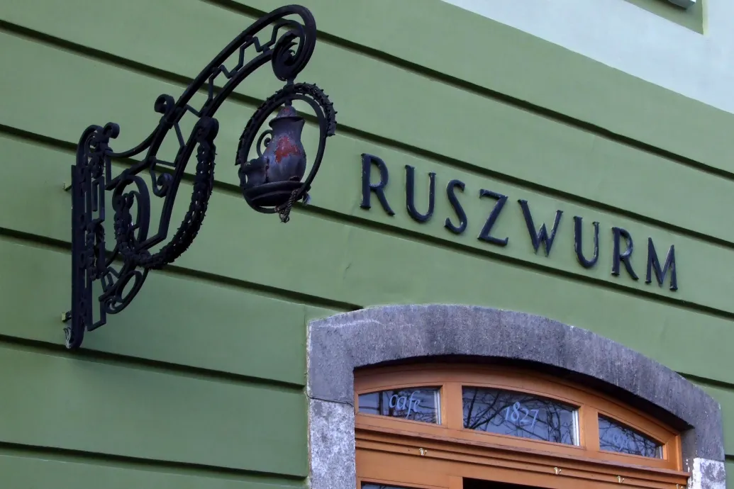 15 év huzavona után az I. kerület visszaszerezte a Ruszwurm cukrászdától az ingatlanjait