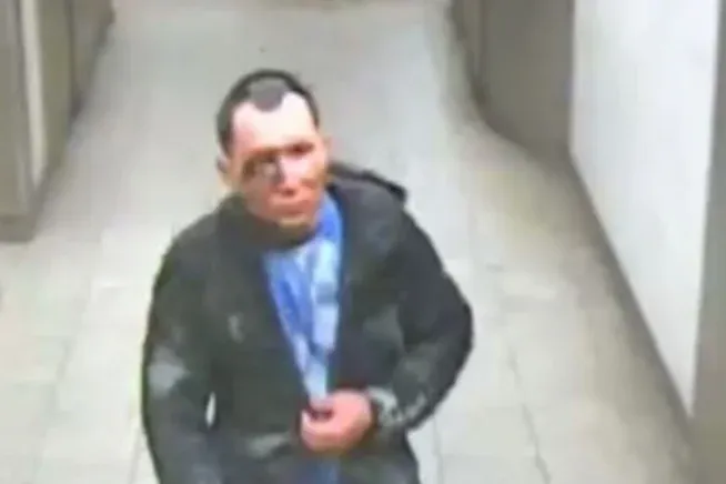 Hajtóvadászatot indított a brit rendőrség egy férfi ellen, aki vegyi támadással több embert súlyosan megsebesített a londoni metróban