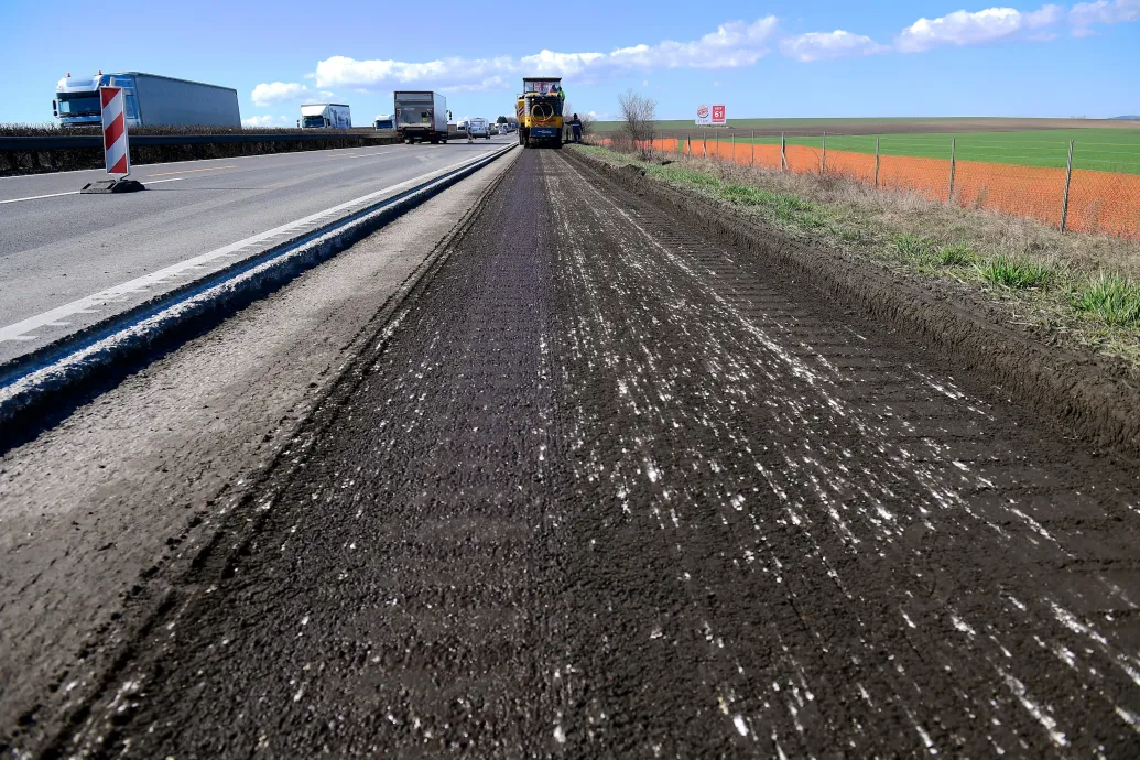 Három sávosra bővítik az M1-es autópálya Budapest és Bicske közötti szakaszát