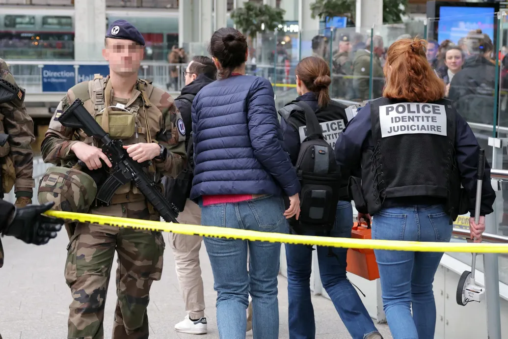 Három embert megsebesített egy késsel és kalapáccsal felfegyverkezett támadó az egyik párizsi pályaudvarnál