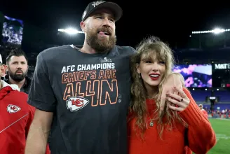 Mindenki nyugodjon meg: Taylor Swift oda fog érni Travis Kelce meccsére a Super Bowlra a japán külügy szerint