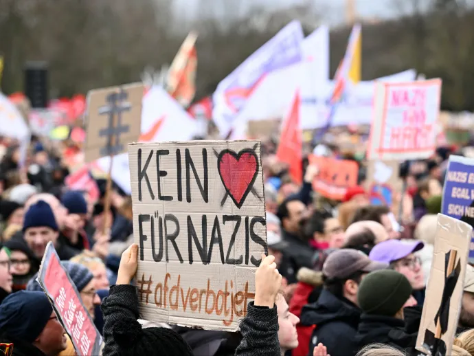 Ismét százezres tömeg tüntetett a szélsőjobboldali AfD ellen Berlinben
