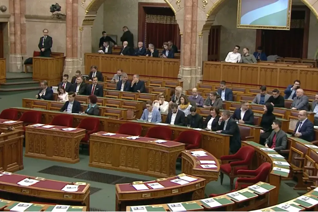 Svéd NATO-csatlakozás: A Fidesz nem ment el a rendkívüli parlamenti ülésre, David Pressman viszont ott van
