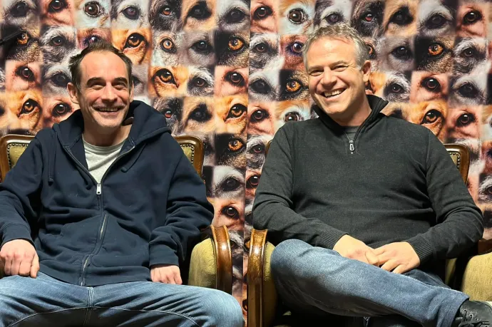 A Kutyapárt kifarol Juhász Péter mögül, miután a Momentum beállt mögé