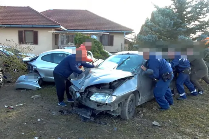 Családi ház kertjébe csapódott egy Renault, öt autót rongált meg