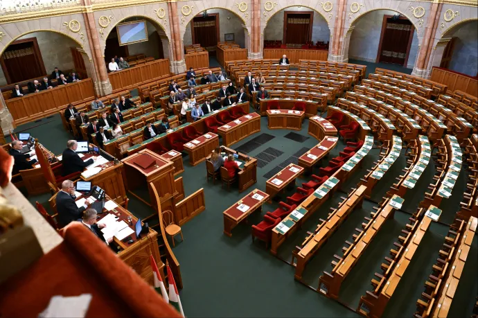 A Fidesz-KDNP képviselői nem mentek el a rendkívüli ülésre, így hétfőn sem szavazta meg a magyar parlament a svédek NATO-csatlakozását