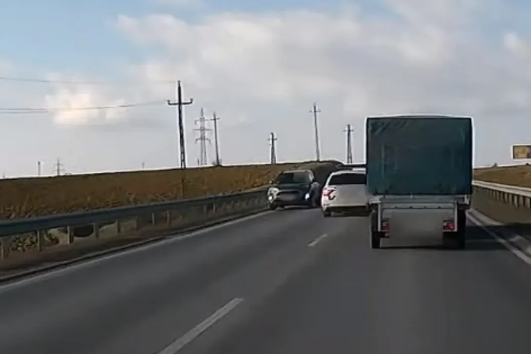 Centiken múlott, hogy nem lett frontális karambol egy rendőrautó előzéséből