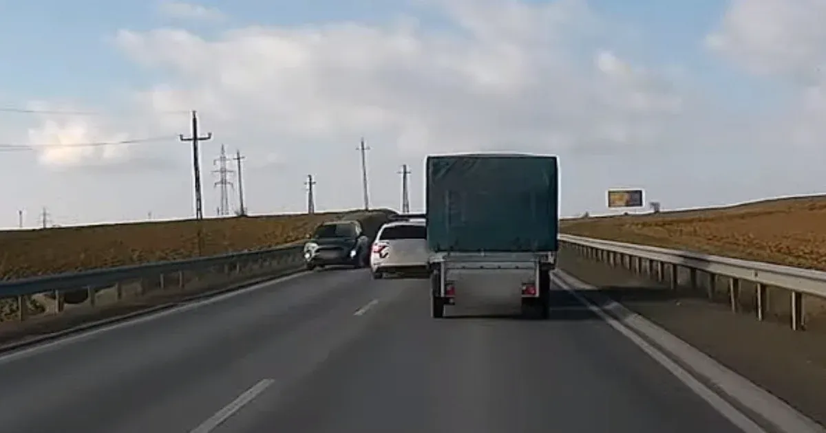 Centiken múlott, hogy nem lett frontális karambol egy rendőrautó előzéséből