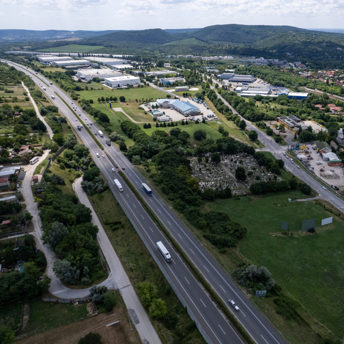 Háromszázmilliárd forinttal drágul a koncessziós szerződés az M1 bővítés és több projekt átütemezése miatt