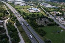 Háromszázmilliárd forinttal drágul a koncessziós szerződés az M1 bővítés és több projekt átütemezése miatt