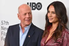 Bruce Willis felesége könyvet ír arról, hogy milyen a férje ápolójának lenni