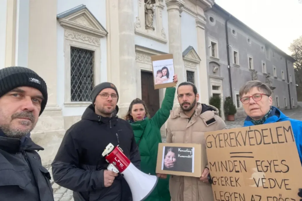 Orbán pedofíliáról szóló szavait bömböltette a Momentum a sopronbánfalvai kormányülésen