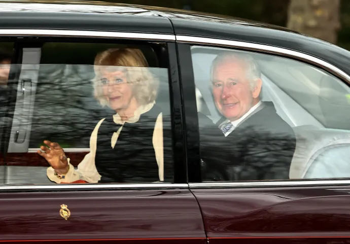 III. Károly király és Kamilla királyné elhagyja a Clarence House-t Londonban 2024. február 6-án, egy nappal azután, hogy a Buckingham-palota bejelentette, daganatos megbetegedést diagnosztizáltak az uralkodónál – Fotó: Henry Nicholls / AFP