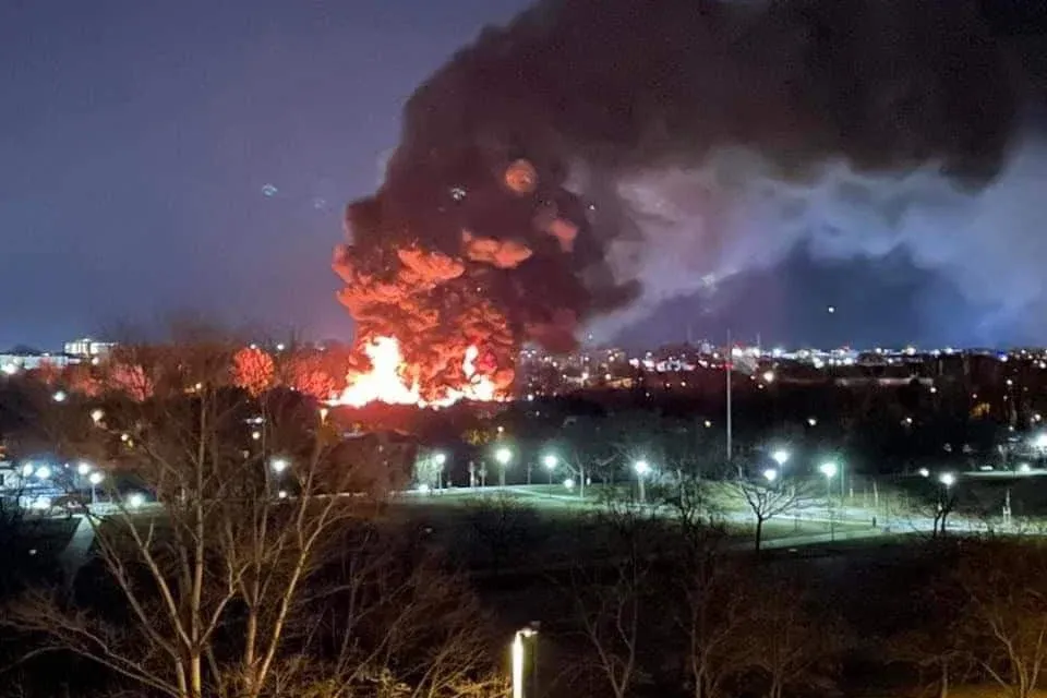 Hatalmas lángokkal, több ezer négyzetméteren ég egy kertészet Budapesten