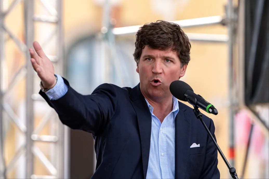 Tucker Carlson: Moszkvában vagyunk, hamarosan interjúzunk Putyinnal