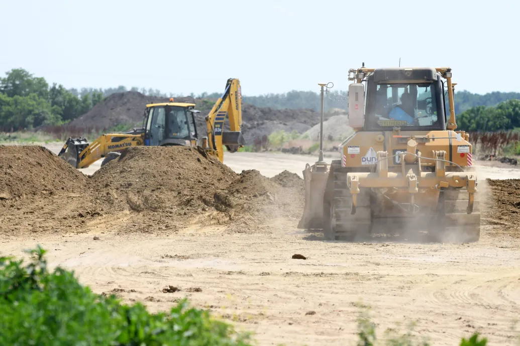 Legalább 23 ezren várnak tartózkodási engedélyre, újakat pedig be sem lehet adni február végéig