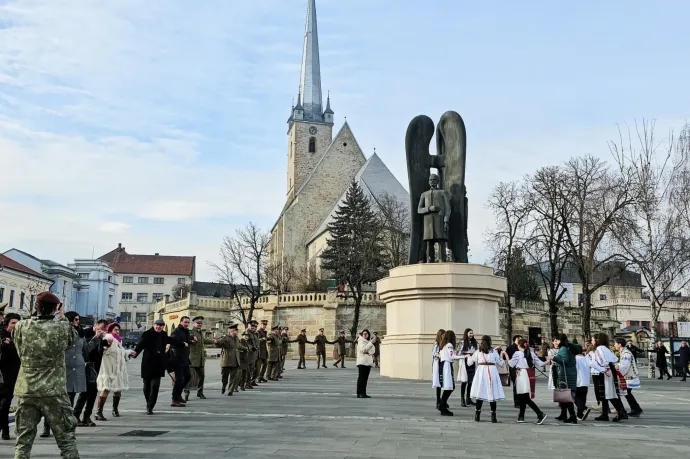 Dési polgármester: A diákok döntése volt, hogy rövidujjú népviseletben hórázzanak a téli hidegben